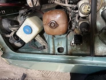 2107 qara: VAZ 2106 sedan — açıq mavi rəngdə, qara təkər diskləri ilə. Klassik — 6