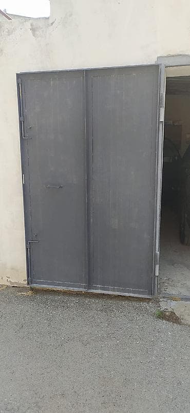 uqolnik: Qaraj qapısı 2.50 × 2.0 m. Çərçivəsiz. Seyf zamoku (3 açar ilə) var — 2
