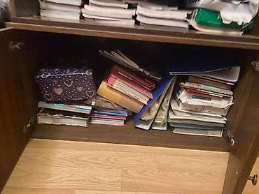 divarda kitab refleri: Şkaf rusiyanındı. Heç bir problemi yoxdu. Artiq yer tutur deye satilir — 2
