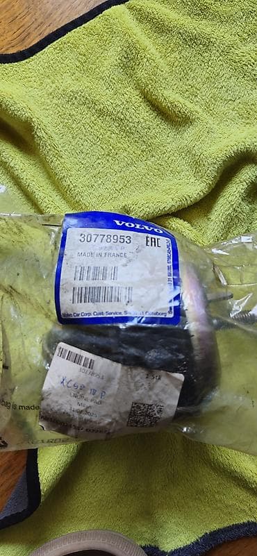 111 mator: Məhsul: Volvo orijinal hissə – mühərrik dayağı (üst kronşteyn/buşinq — 5