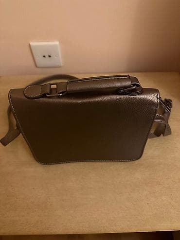 mekteb çanta: Tund yashil rengli deri canta kicik olcudedir yenidir 25 manat — 2