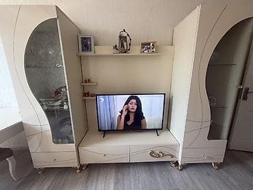 Qonaq otağı üçün vitrinli TV stendi dəsti - Rəng: krem/ivori, zərif