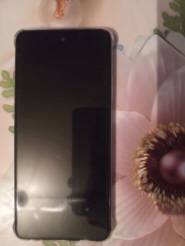 planşetlər və qiymətləri: Smartfon – açıq yaşıl rəngdə, arxa tərəfdə üç modullu kamera bloku və — 2