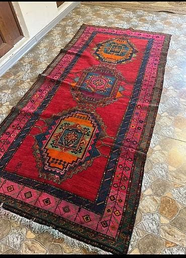 Qırmızı əsaslı əl toxunması xalça - Material: təbii yun (şəkillərdəki