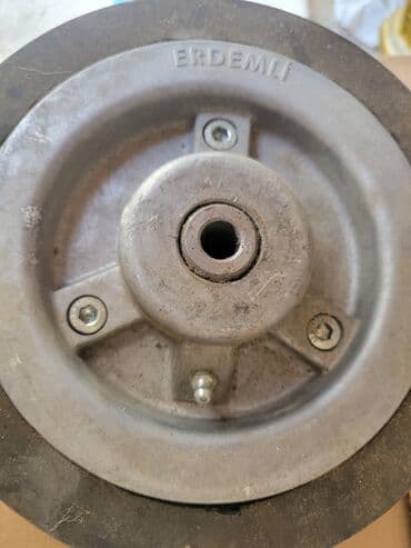 kənd təsərrufatı texnikalarının satışı: Yol süpürən maşınların qurğusunun təkəri satılır. Paçemnikini yağlamaq — 2