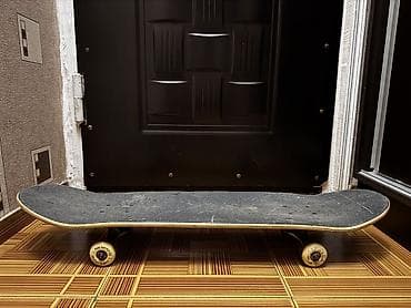 Skateboard – POW Supply Co. dizaynlı - Taxta: klassik konkavlı, ön və