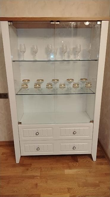 Mağaza avadanlığı: Şüşəli dolab vitrini — 1