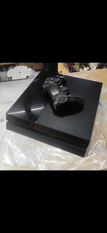 Sony PlayStation 4 oyun konsolu uzerinde 2 eded pult ve 33 oyunnan