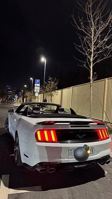 Ford Mustang Convertible – ağ rəng, açıq tavanlı sport kupe