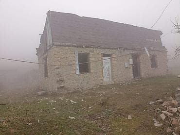 Daşdan tikilmiş kənd evi və həyətyanı sahə - Tikinti materialı: təbii