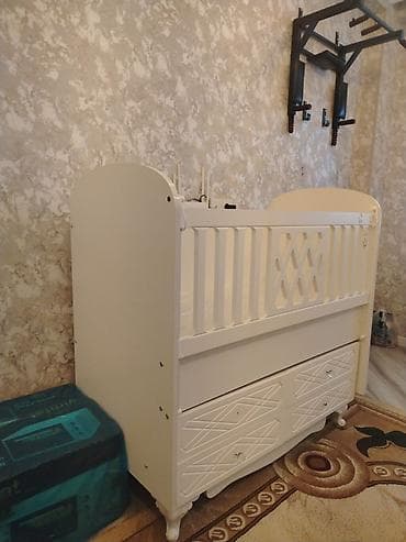 Beşiklər: Oğlan və qız üçün, İşlənmiş, Dördbucaq, Beşik, Dəstsiz, Matrassız, Yellənmə mexanizmsiz — 1