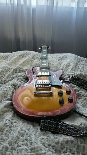 Les paul tərzi elektro gitaradır. Gitaranı+kalonkası+orginal fender
