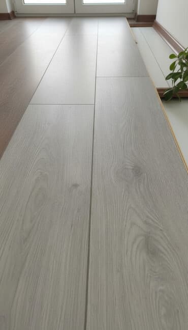 isti pol ucun parket: Boz külə rəngli laminat döşəmə panelləri - Təbii ağac naxışlı, mat — 1