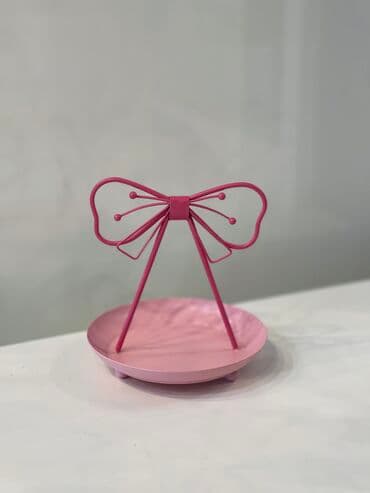 Yenidir, balaca qab, bijuteriya ve ya şirniyyat üçün istifadə oluna