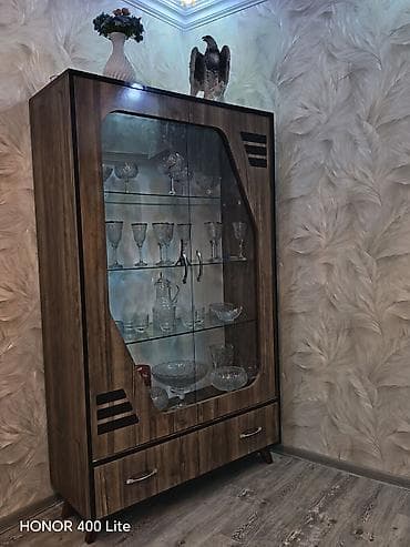 qapi ustu: Təcilli satılır Şüşəli vitrin dolabı (laminat/MDFlam görünüşlü), ön — 3
