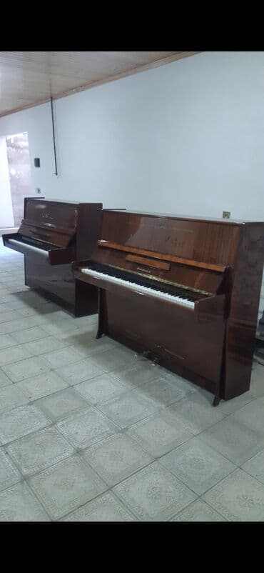 Upright pianolar – klassik dizaynlı, parlaq qəhvəyi ağac korpusu ilə