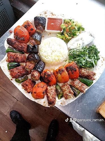 Manqal/kabab assortisi – restoran xidməti - Geniş kabab seçimi: lülə
