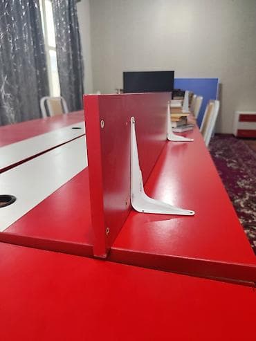 Ofis mebelləri dəsti - Uzun iş/studiya masası: Qırmızı-ağ rəng lalafo.az -da Ofis mebelləri dəsti - Uzun iş/studiya masası: Qırmızı-ağ rəng