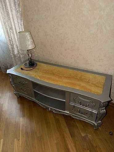 - Yemək otağı dəsti: tünd qəhvəyi massiv ağac rəngində modern klassik