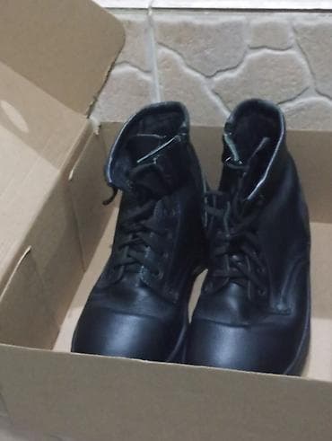 botlar: Qara dəridən əsgər batinkası təzədir qutuda 43 yazılıb amma 42 yə — 6