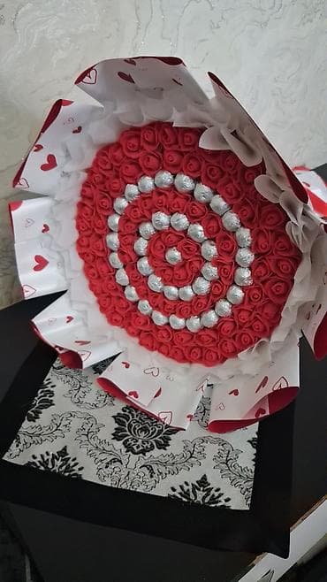 Qırmızı güllər və şokolad konfetlərindən hazırlanmış böyük buket - — 3