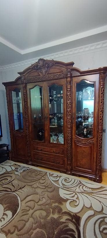 metbex dolabı: Klassik üslubda vitrinli qonaq otağı dolabı - Material: təbii ağac — 1