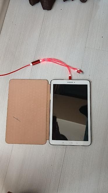Samsung Galaxy Tab A (9.7") planşet - Rəng: ağ ön panel, qara arxa