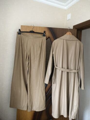 Toy paltarları və aksesuarları: Plaş 30 azn Şalvar 12 Bej rəngli iki hissəli dəst: - Uzun, klassik — 1