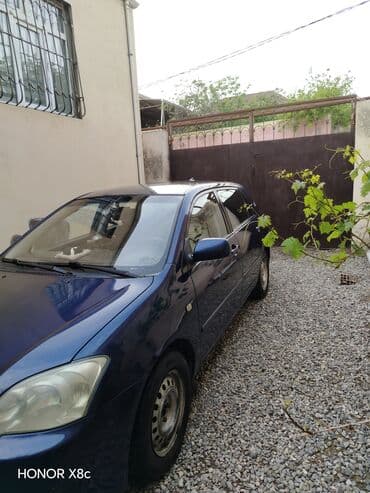 Toyota Corolla: 1.4 l | 2004 il Sedan