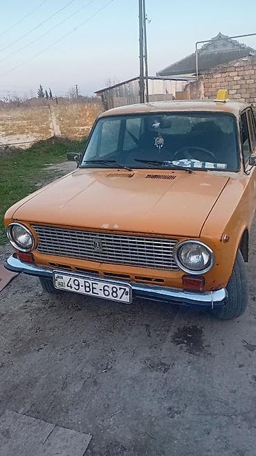 VAZ 2101 (“Jiquli”) sedan - Kuzov: 4 qapılı, narıncı rəng, xrom ön və