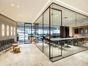 Modern ofislər üçün şüşə arakəsmə və qapı sistemləri Ofis mühitinizi