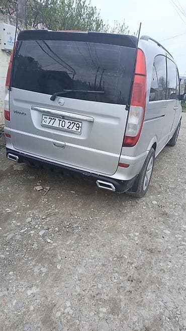 musiqili sükan: Mercedes-Benz Viano, gümüşü rəng, miniven. Mühərrik və yürüş: - Dizel — 3