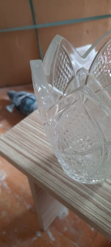 dekor: Sovetin təmuz xurustal vazası.Birində xırda qopuq var.diqqətlə baxanda — 2