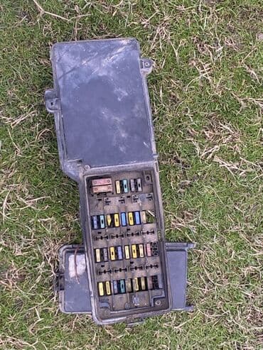 Avtomobil üçün sığorta qutusu (sigorta bloku) - Kapot altı tipli lalafo.az -da Avtomobil üçün sığorta qutusu (sigorta bloku) - Kapot altı tipli