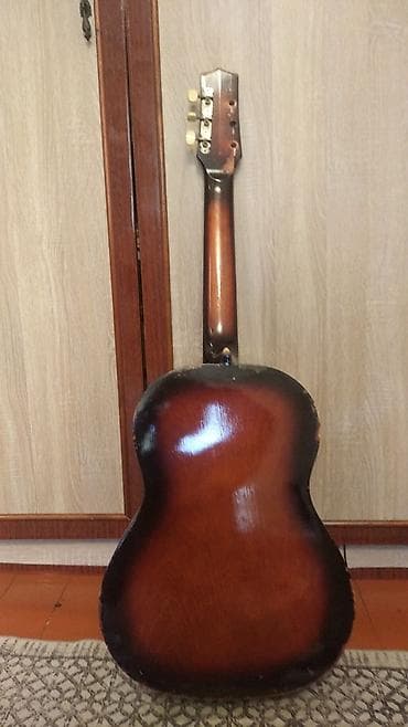gitara balaca: Akkustik gitara – klassik korpus, tünd qəhvəyi sunburst lak örtüyü — 2