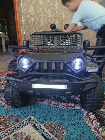uşaq butulkası: Qara rəngdə olan uşaq elektrik avtomobili. Böyük təkərləri və ön — 1