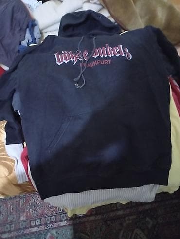 Kişi geyimləri: Kişi geyimləri dəsti 1) Qara kapüşonlu sviter - Ön hissədə “Böhse — 10