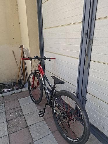 velosiped cube touring pro: Dağ/şosse hibrid tipli velosiped – qırmızı-qara rəng - Alüminium — 1