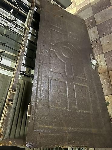 seyfi qapi: Metall giriş qapısı 
Islenmisdir Normal Qapidir 
En 90 
Hun 2.05 — 5