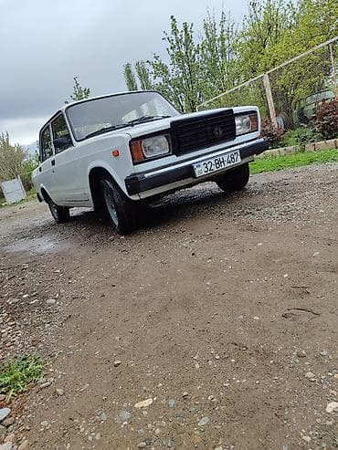 balaca maşın: VAZ 2107 sedan – ağ rəng, 4 qapı.zavidisəoy masindi maşın çox — 2