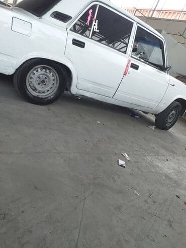 s150 satılır: VAZ 2107 sedan, ağ rəng. - Kuzov: 4 qapı, qara plastik bamperlər — 6