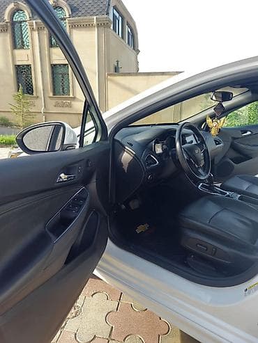 chevrolet salon: Chevrolet Cruze Hatchback (ağ rəng) - Kuzov: 5 qapılı hatchback — 6