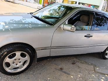 mercedes e class: Mercedes-Benz C-Sinfi (W202) sedan - Gümüşü rəng, 4 qapı, arxa — 3
