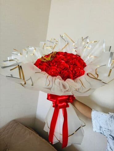 1 qizil gulun qiymeti: Qırmızı güllərdən ibarət zərif buket - Tərkib: sıx şəkildə düzülmüş — 1