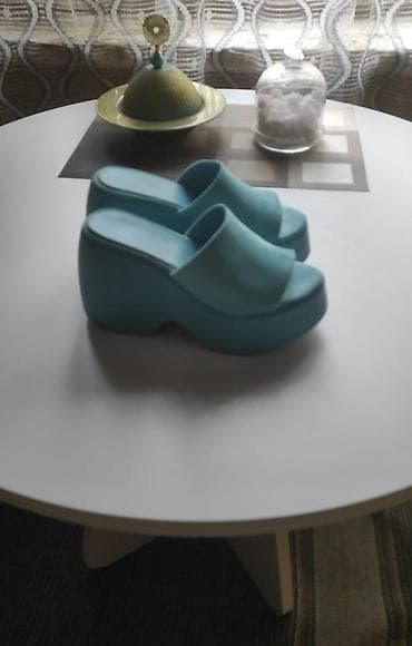 Tərliklər: Mavi rəngli qadın platforma tərzli terlik/sandal. - Model: açıq — 2