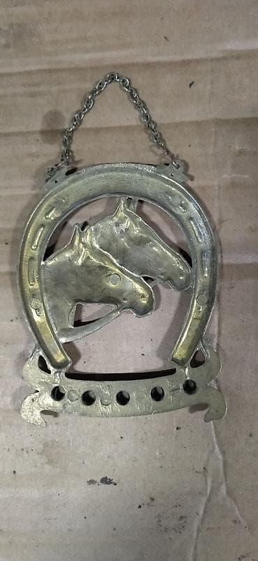 Asılqanlar: MetalLatun divar asılqanı – at fiqurlu, nal forması ölçüləri 13,5x — 2