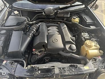 Mercedes-Benz sedan, qara rəng, benzin mühərrikli. Texniki