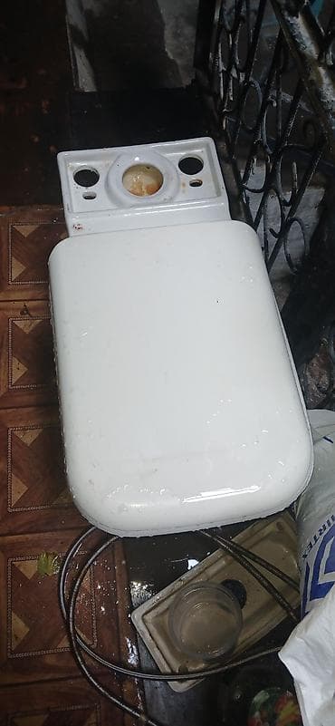 nerj bak: Ağ rəngli, keramikadan hazırlanmış iki hissəli unitaz. Bu unitaz — 1