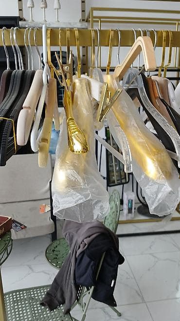 Аренда оборудования: Mağaza avadanlıqları və aksesuarları - Qızılı rəngli paltar asqıları — 2