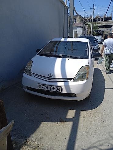 Toyota Prius Hybrid – ağ rəng, 5 qapı, hetçbek gövdə. Mühərrik və